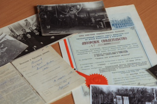 Дочь легендарного директора «Тяжмаша» привезла в заводской музей ценные вещи отца