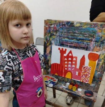 Шанс на счастливое детство: в Сызрани утроят выставку в честь тяжелобольной девочки-художницы