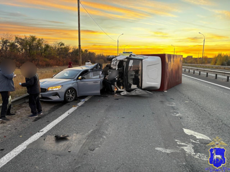Грузовик перевернулся после тарана китайского автомобиля под Сызранью