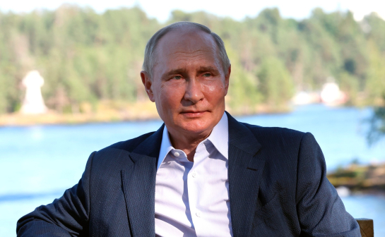 Крокодил, бочка вина, четыре мешка картошки, «100 анекдотов про Путина»: день рождения Владимира Путина - какие необычные подарки дарили президенту