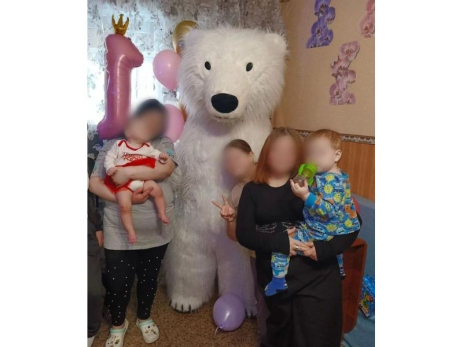 «Я выкину ее в окно с четвертого этажа»: многодетная мать истязает детей и шлет видео мужу