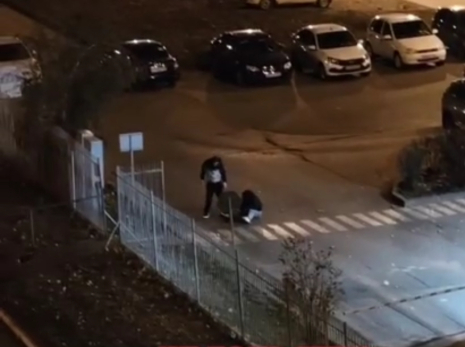 Бил ногами и таскал за волосы, а люди отворачивались: парень жестоко избил девушку на глазах равнодушных прохожих