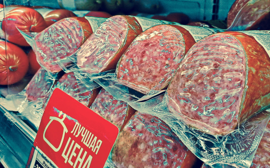 Детям запретят продавать газировку, а взрослым - колбасу: после успеха с энергетиками в России решили взяться за более массовые продукты