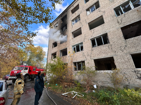 В Сызрани загорелось аварийное здание многострадального общежития