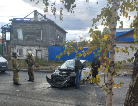 В Сызрани две разбитые иномарки наглухо перекрыли дорогу