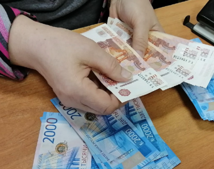 Зарплаты растут, а кошельки с наличными худеют: россияне меняют привычки