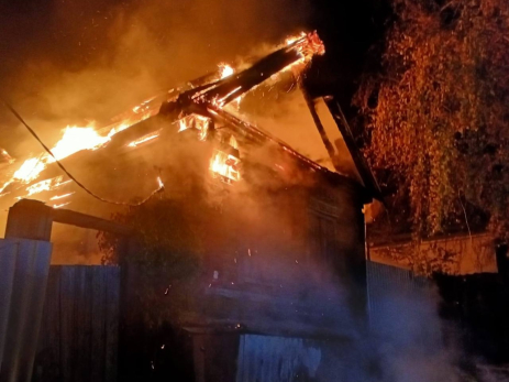 Все было охвачено огнем: в Октябрьске тушили пожар в районе Пристани