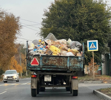 По дорогам Сызрани разъезжает безумный мусорщик
