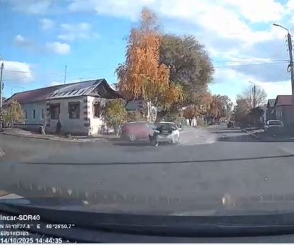 Карусель-карусель: машину прокрутило вокруг собственной оси - видео жесткого ДТП в Сызрани