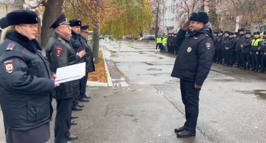 Приказ - заступить на службу: в Сызрани прошел строевой смотр правоохранителей