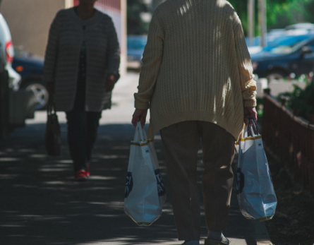 Надо ли деньгами помогать родителям? Мнения богатых и бедных не сошлись