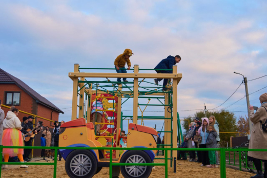 В «Деревенские забавы» вложили неплохие деньги: еще один дворик приобретает цивилизованный вид