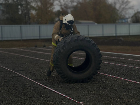 Как это было - видео: огнеборцы катали колеса от «Урала», ходили на ощупь в дыму и носили пострадавших