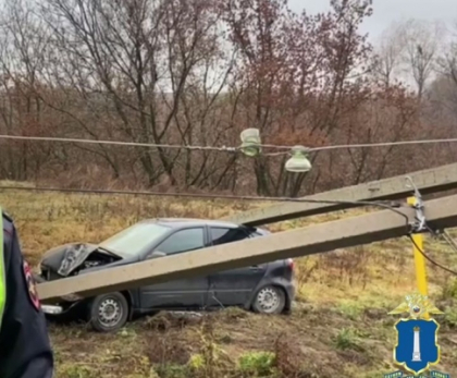 Под Сызранью Калина буквально снесла бетонный столб: водителя пытались спасти