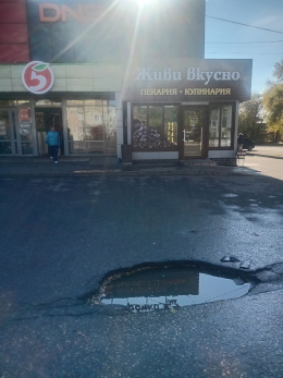 На дороге в Сызрани завелась яма-убийца колес. Есть первые жертвы