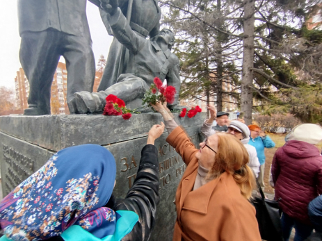 Ежегодно в Сызрани сотни людей возлагают цветы к памятнику и возвращаются в свою юность