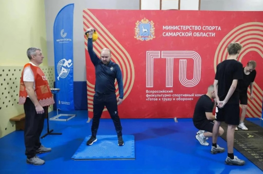 Золото - за рывок гири, серебро - за отжимания: губернатор Вячеслав Федорищев сдал нормы ГТО