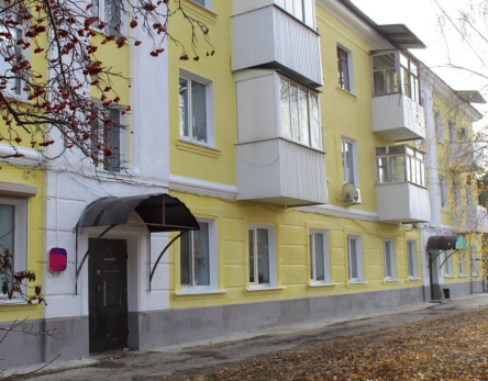 Трехэтажную сталинку в центре Сызрани выкрасили в яркие цвета