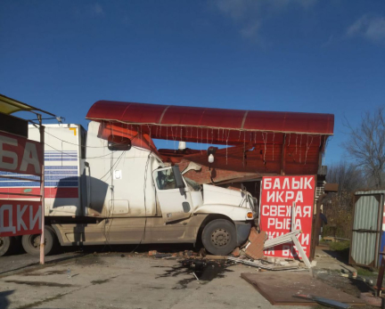На трассе под Сызранью дальнобойщик разнес вдребезги рыбный ларек