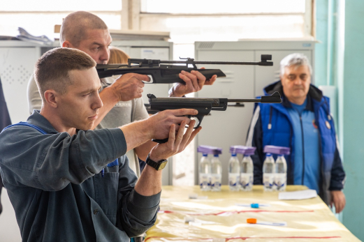 Ты как здесь оказался? Стреляли. От сотрудников «Тяжмаша» потребовались выдержка и точность