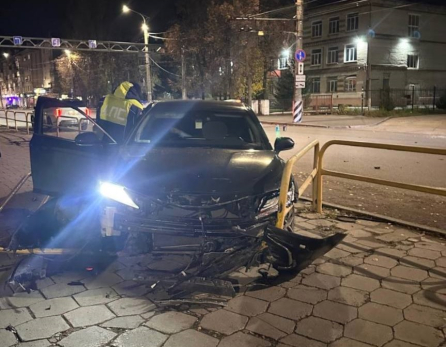 «Девушка все время смеялась»: автоледи на «Тойоте» протаранила «Киа Рио» и врезалась в забор