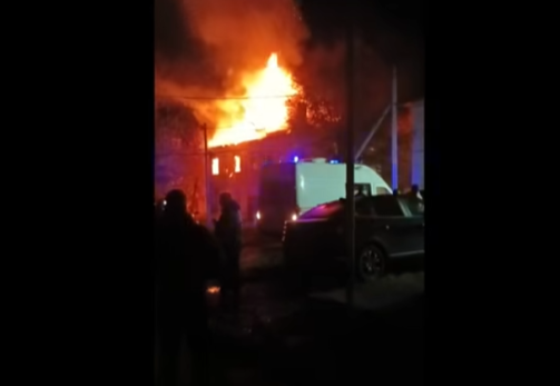 Жители услышали хлопок, а затем дом превратился в костер: видео ночного пожара в Сызрани