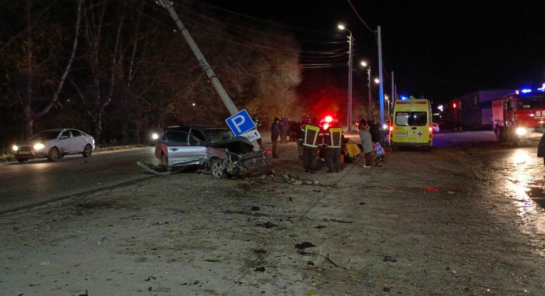 В Сызрани водитель Приоры впечатал иномарку в бетонный столб