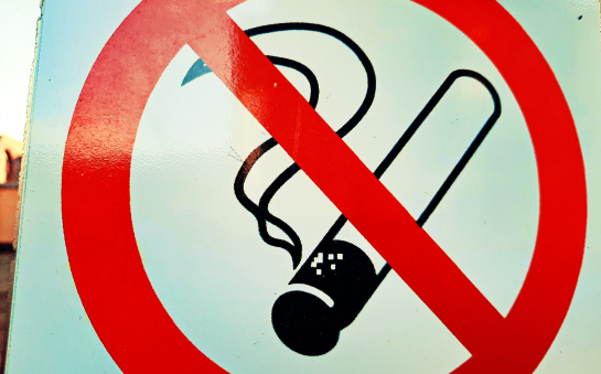 Россиянам хотят полностью запретить курить сигареты