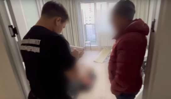 Съехавшая из съемной квартиры женщина оставила в диване труп убитой девочки - видео