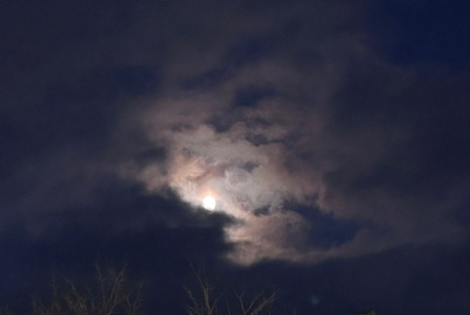 В небе над Землей появится суперлуна - опасное предупреждение для людей