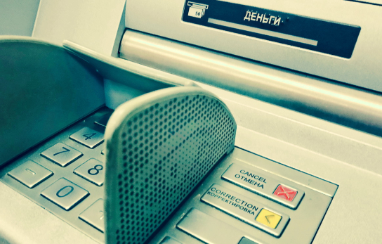 Банки начали блокировать карты за переводы самому себе