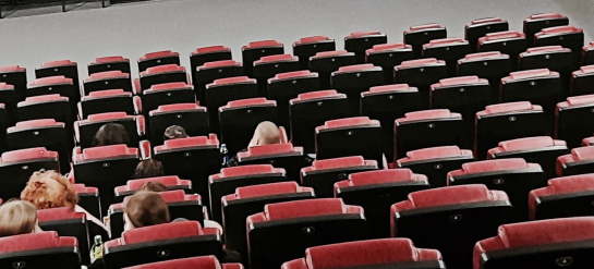 Детям случайно сожгли глаза на сеансе в кинотеатре