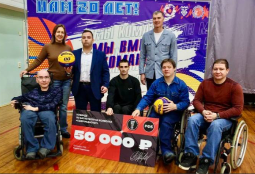 Обладатель Кубка России Владимир Дячок лично вручил команде «СызраньБаскет» ценный подарок