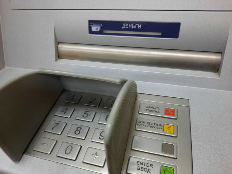 Банки массово блокируют карты и счета россиян