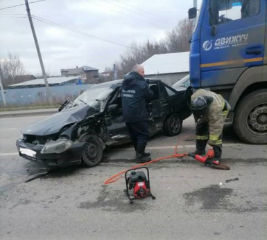 В Самарской области водитель легковушки погиб в ДТП с грузовиком
