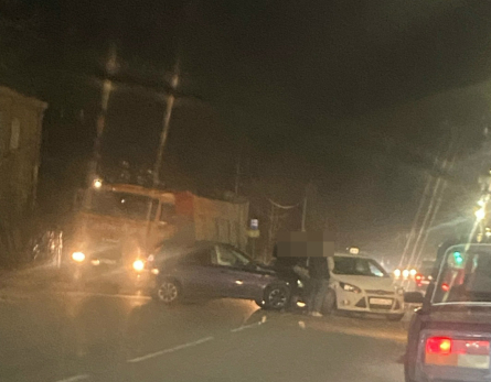 В Сызрани владелец хэтчбека лихо выехал из двора: пришлось вызвать эвакуатор