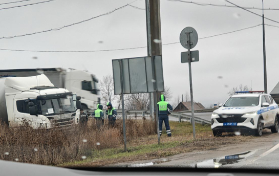 Фура улетела в кювет на въезде в Сызрань с трассы М-5