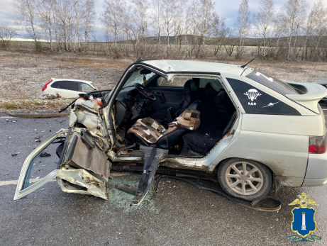 На трассе под Сызранью мощный удар начисто срезал передок «двенадцатой»