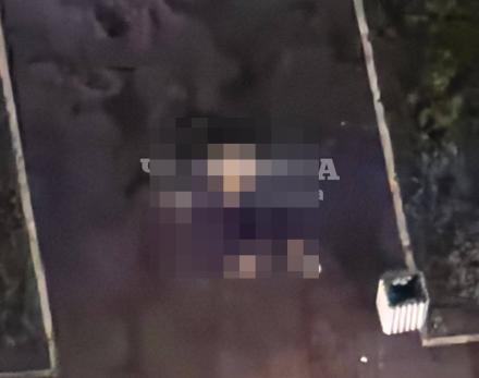 Жильцы высотки сначала слышали громкий удар, а затем нашли под окнами труп