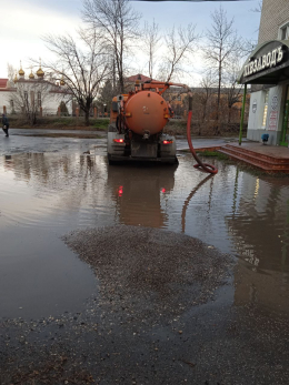 В Сызрань пришла большая вода: ее откачивают, но она снова вернется