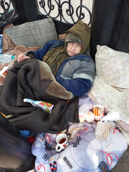 Бездомный в центре Сызрани оказался старым знакомым: мужчину унесли на носилках