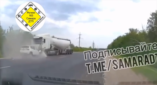 В Сети появилось видео, как грузовик тащит джип по дороге в Алматы