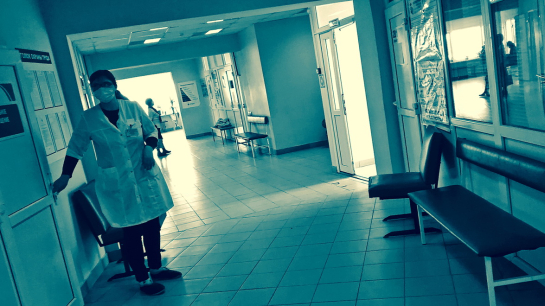 В уши воткнули ножи и проворачивают: россияне жалуются на болезнь с жуткими симптомами