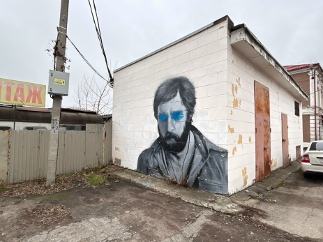 Вандалы изуродовали портрет Высоцкого в центре Сызрани