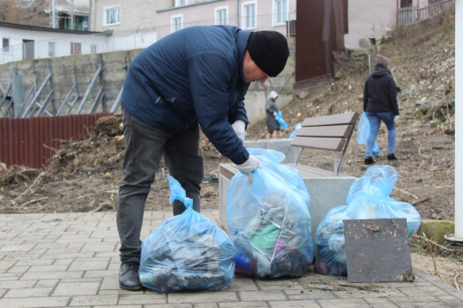 В Сызрани больше 300 человек вышли на масштабный субботник
