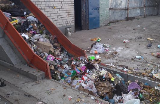 На сортировочной ленте мусорного полигона обнаружили тело младенца