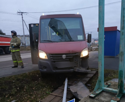 Под Сызранью автобус промахнулся мимо остановки и влетел в дорожный знак
