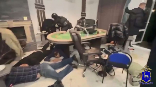 «Стоять, полиция!»: бойцы ОМОН ворвались в подпольный игорный клуб – видео
