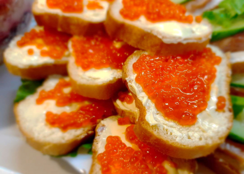 Черви съедят вас изнутри: положите красную икру в морозильник и можете есть ложками