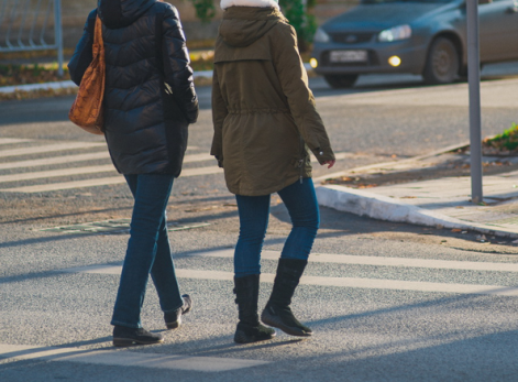 Женщины начали покрываться папулами от уколов «сыворотки молодости»